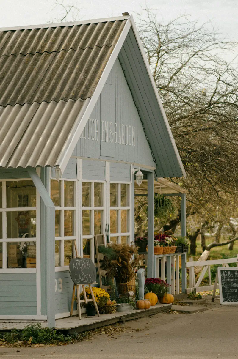 Trang trí lò sưởi mùa thu với vòng hoa Cimicifuga