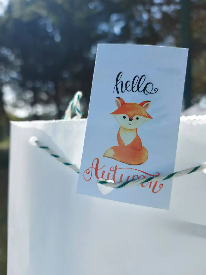 Trang trí lò sưởi mùa thu với vòng hoa và hoa khô