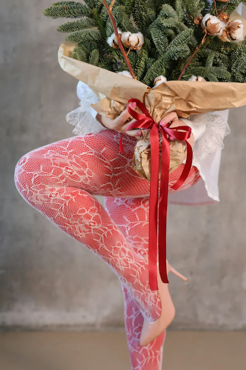 Món quà gói tinh tế với hoa