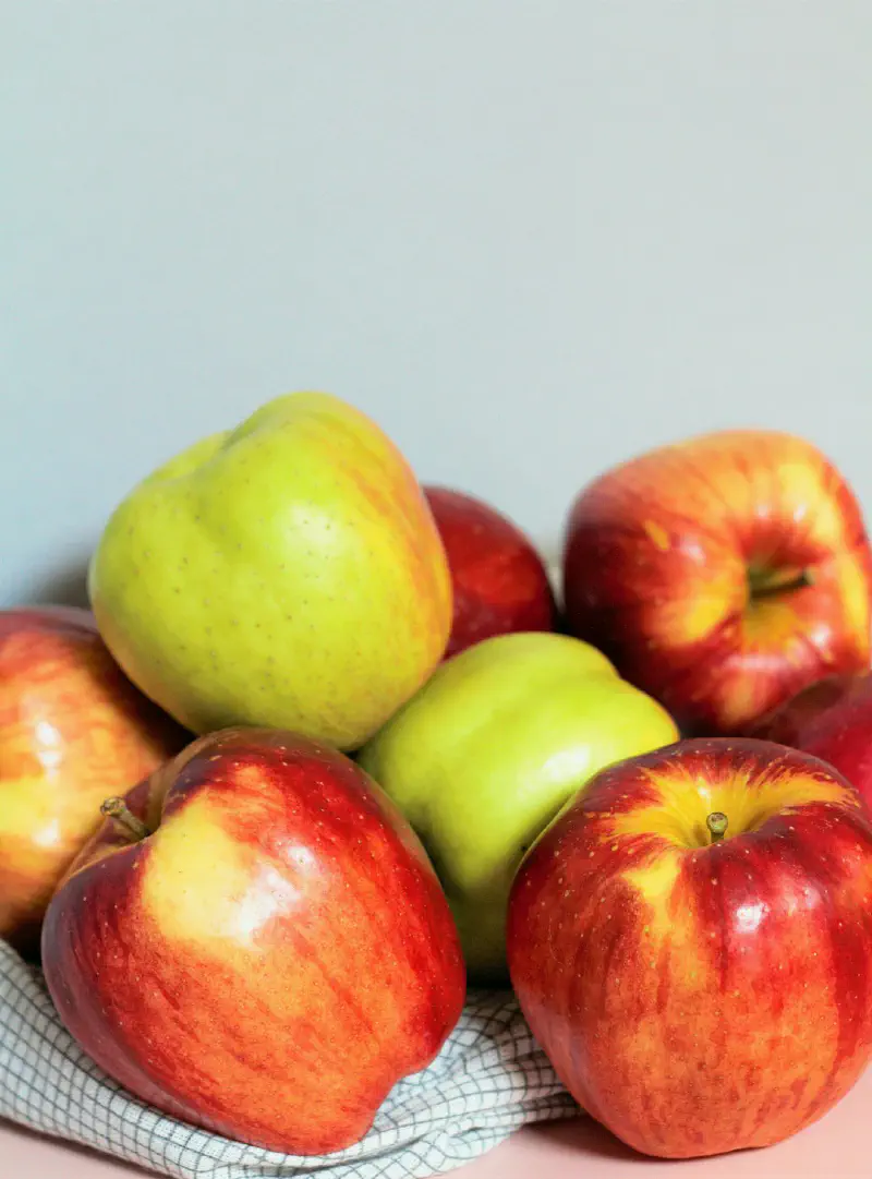 Cắt lát táo thể hiện các chất dinh dưỡng