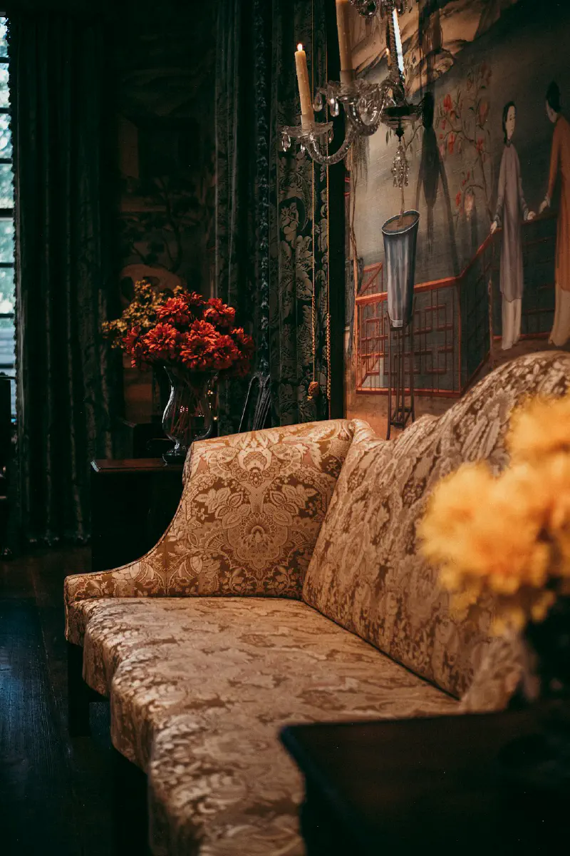 Hoa Mao Lương giả màu đào và trắng trong bình sứ