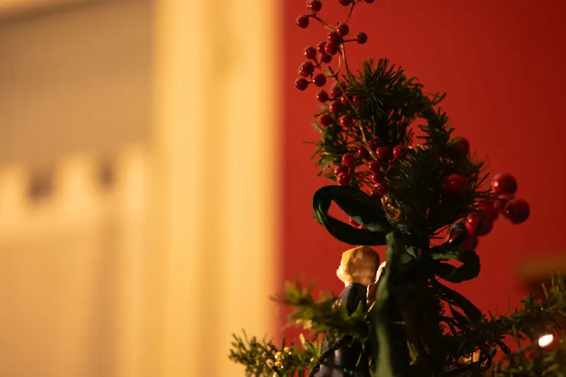 Vòng hoa Giáng sinh trên cửa sổ