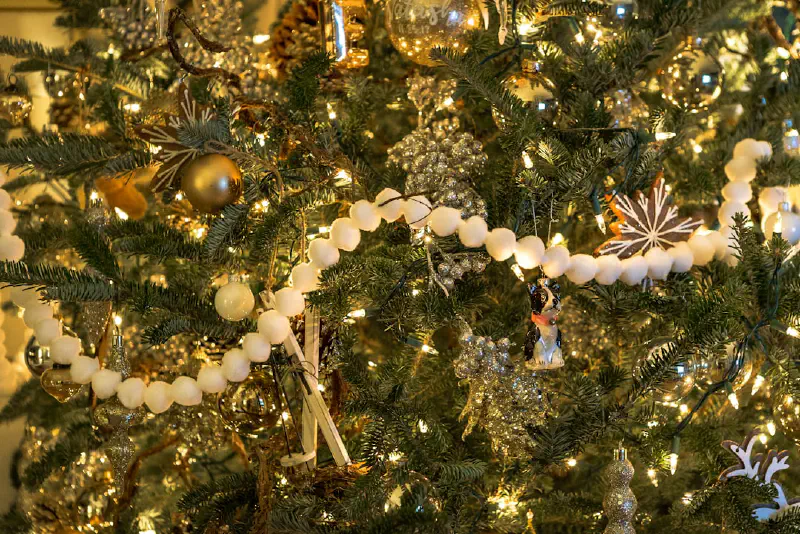 Vòng hoa Giáng sinh trên đèn chùm