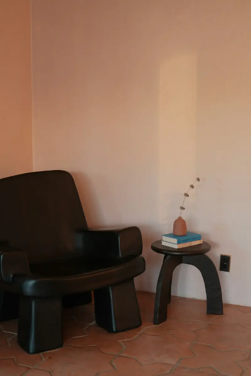 Hoa Gypsophila và Echinops trong bình compote